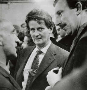 Cas Oorthuys, fotograaf Met links van hem Dick Elffers, schilder en vormgever, en rechts van hem Lex Metz, tekenaar, graficus en docent aan de Rietveld Academie. Foto: Hans de Boer, collectie Stadsarchief Amsterdam