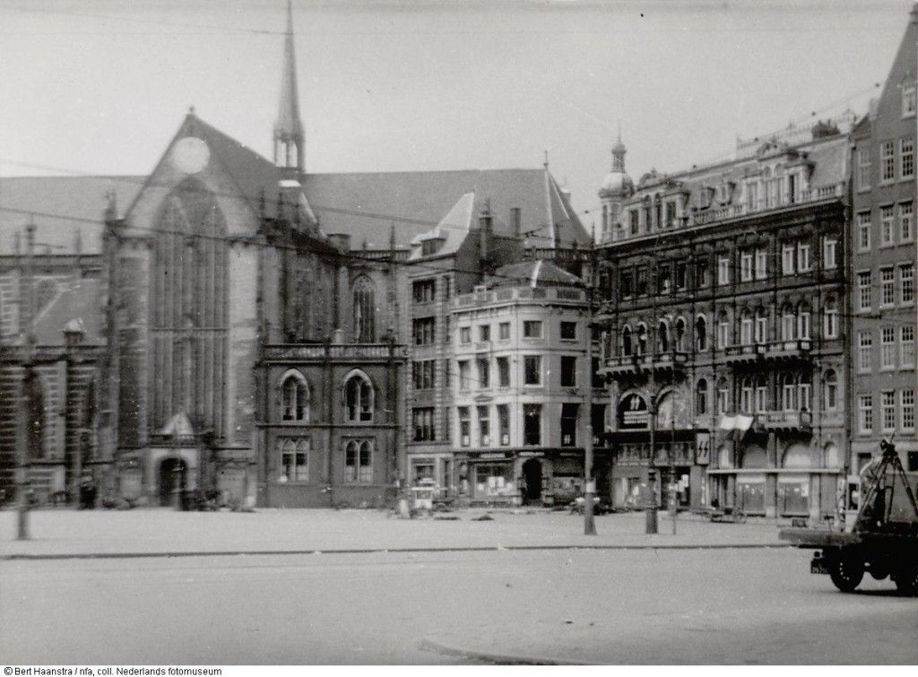 Kort na de schietpartij is de Dam leeg, op enkele lichamen na. Foto uit collectie Nederlands Fotomuseum collectie Bert Haanstra