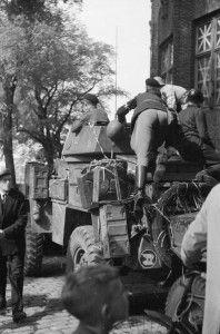 Foto Hans Sibbelee, collectie Nederlands Fotomuseum. Een pantserwagen staat vlakbij de Dam gereed na het zgn. 'Dam-incident', waarbij enkele leden van de Kriegsmarine ineens het vuur openden op de feestende menigte op de Dam te Amsterdam.