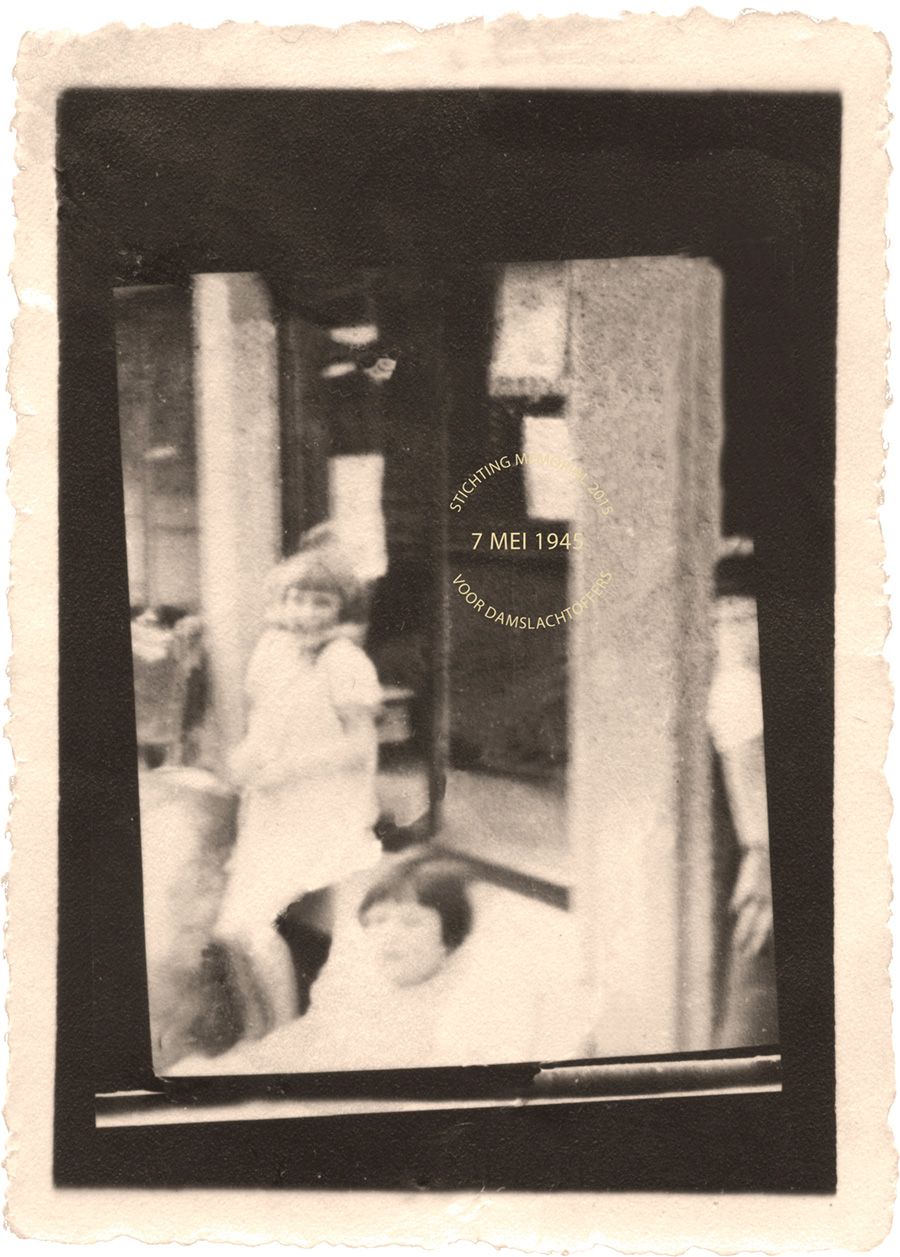 Foto ontvangen via Mevrouw Bouma. Voor de deur van de Vinkenstraat, Mevr. Bouma op bedje, met haar zus er naast, in de deur opening hun moeder, met verband om de arm.