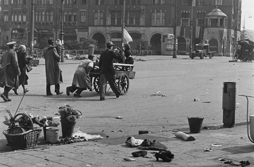 Gewonden worden op platte kar afgevoerd - foto: Kryn Taconis.